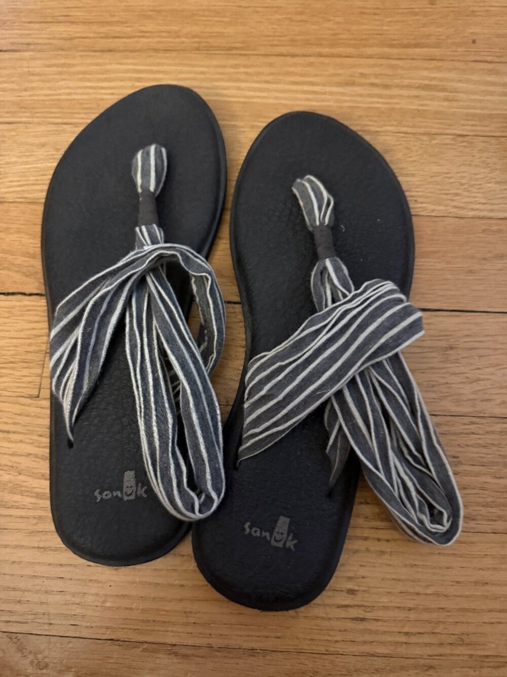 Sanuk Yoga Sling 2 Sandals Gray White Striped Straps Size 7 Yoga Mat Footbed
